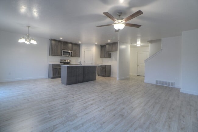 Building Photo - 3 Bedroom 2.5 Bathroom Payson Utah