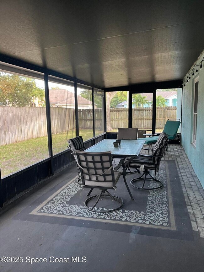 Building Photo - 2001 Sierra St