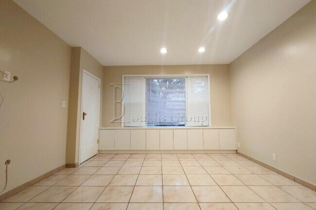 Building Photo - 3 bedroom in ASTORIA NY 11103