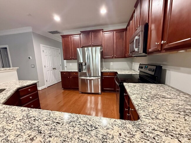 Building Photo - Two bedroom, 2.5 bath condo townhome in Bu...