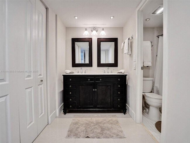 Building Photo - 3625 N Country Club Dr