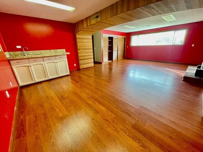 Building Photo - Sprawling 5bd/3bath Split-Level Home | Sto...