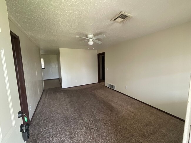Building Photo - Spacious 4 bed, 1.5 bath