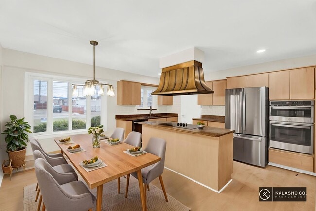 Building Photo - 3BD | 3BTH - NEWLY RENOVATED - ON SYLVAN LAKE