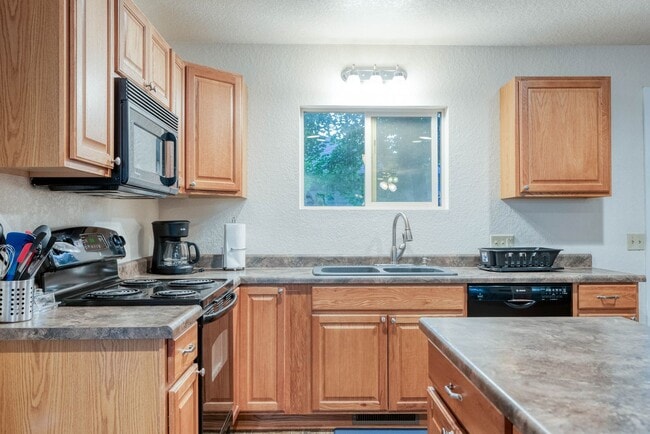 Building Photo - Fully Furnished 3BD + Den/2BA, Convenientl...
