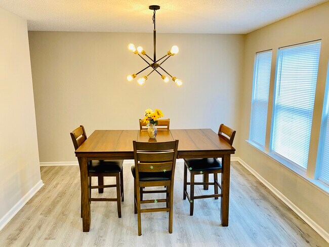 Building Photo - 5843 Amber Ln