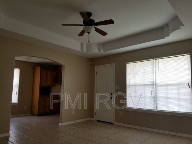 Building Photo - 8314 N Val Verde Rd