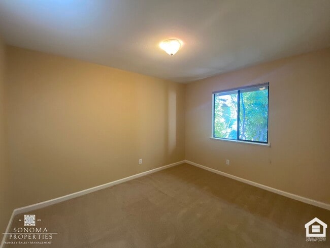 Building Photo - 2BD/2BA Upper-Level Condo on Sonoma's East...