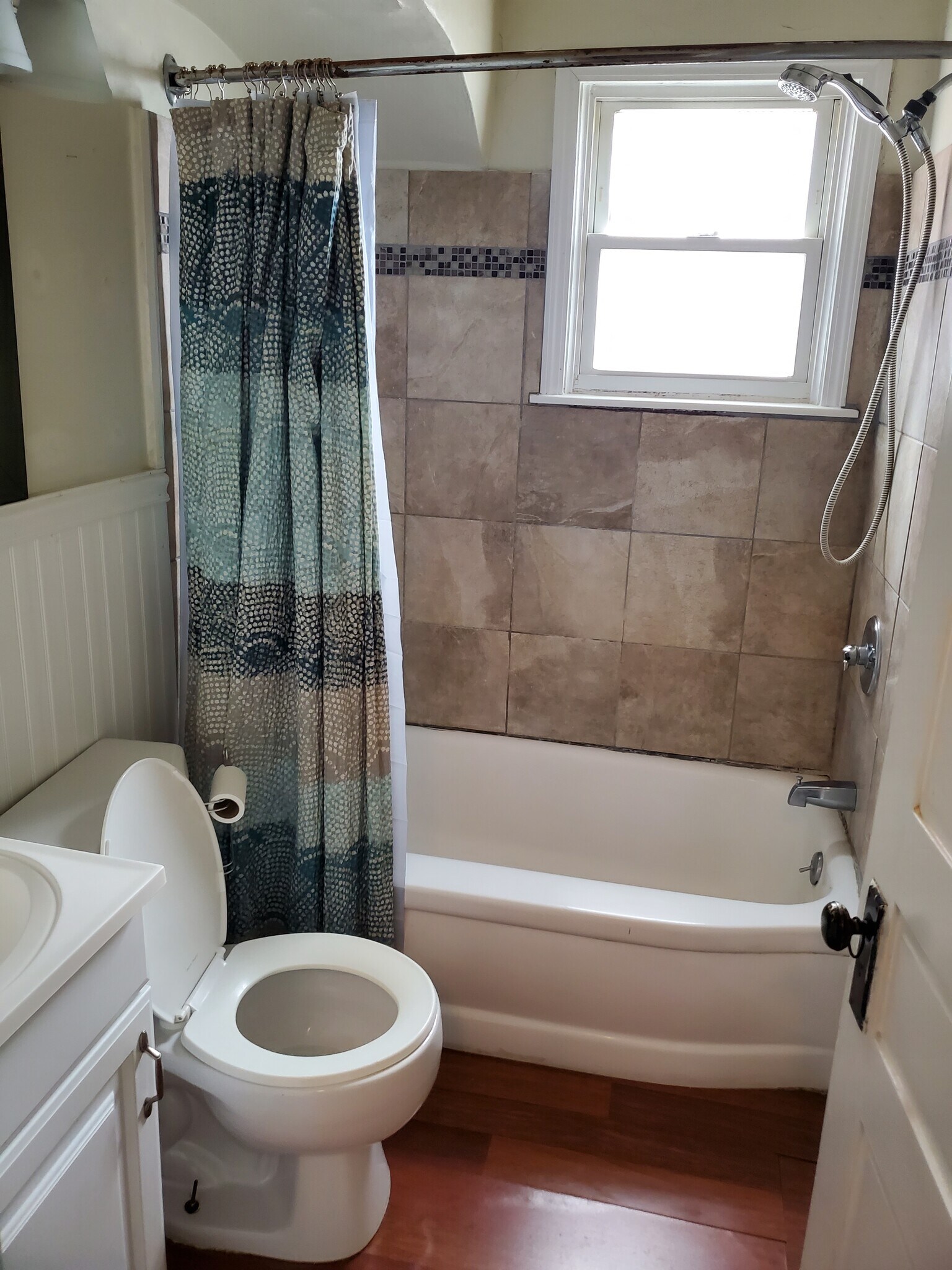 Building Photo - 215 W Chestnut St