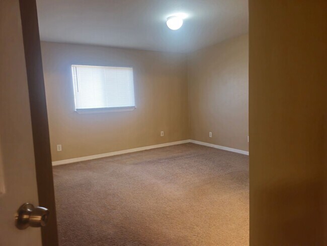 Building Photo - Nice 2 Bed plus a Den!, 2 Bath with a 1 Car Garage.