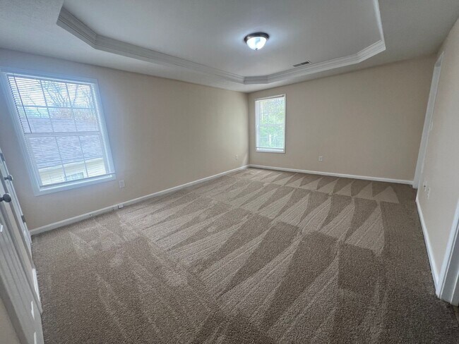 Building Photo - 3 BEDROOM-, 2 BATH MUST SEE!