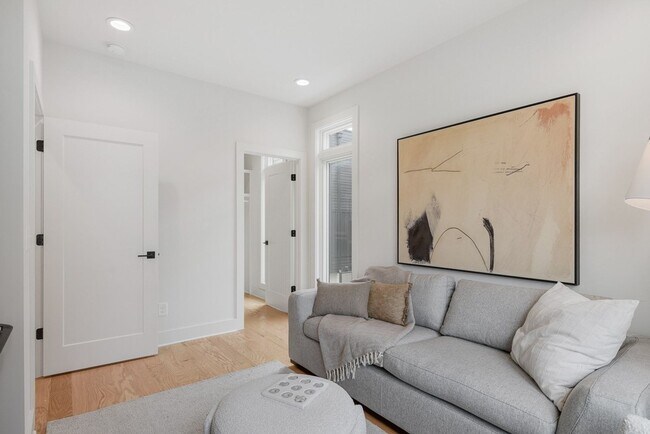 Building Photo - Stunning End Unit Townhome in Salemtown