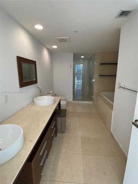 Building Photo - 475 Brickell Ave