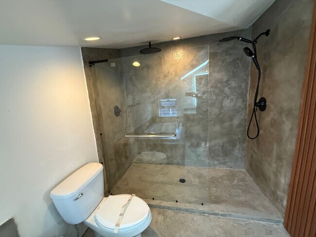 Building Photo - Modern Townhome Just One Block from Green ...