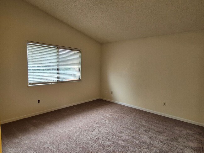 Building Photo - Adorable 3 bedroom 2 bath home