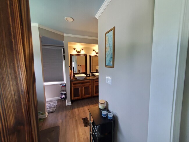 Building Photo - 305 Fairview Dr