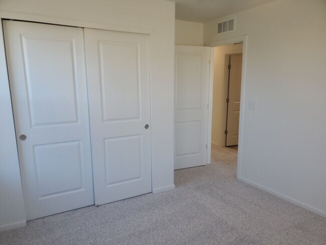 Building Photo - Spacious Home in NE Ft. Collins - Neighborhood Pools