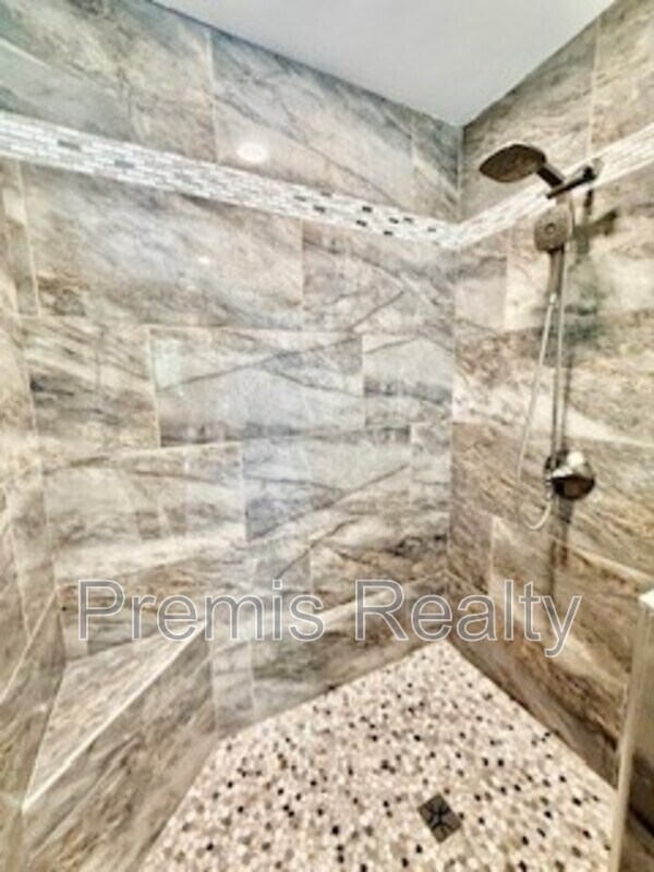 Building Photo - 1770 Braxton Bragg Ln
