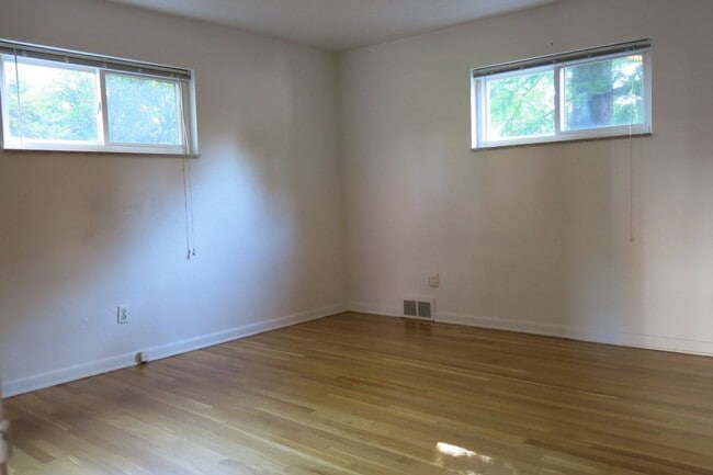 Building Photo - Charming Apartment in Highland Park Neighborhood!
