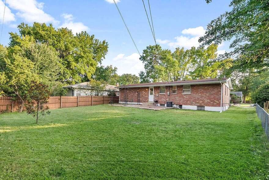 Building Photo - 813 Riderwood Dr