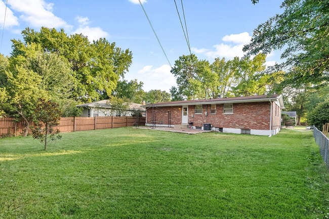 Building Photo - 814 Holiday Ave