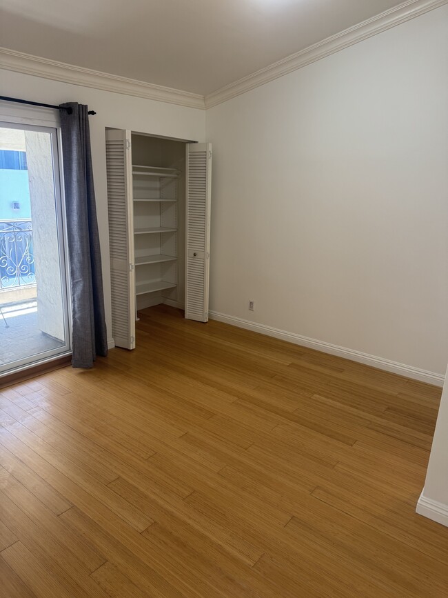 Upstairs Bedroom - 1154 S Barrington Ave