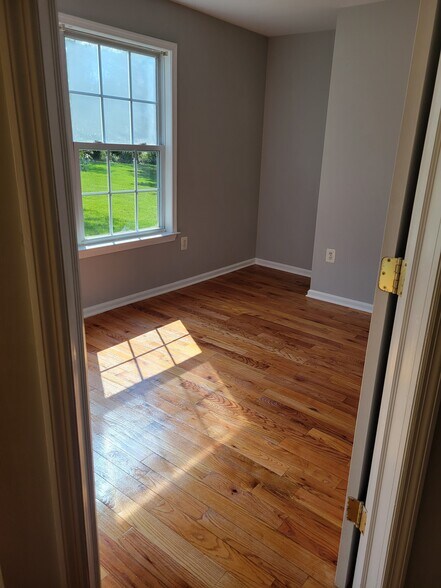 Building Photo - 103 Rip Van Dam Ct