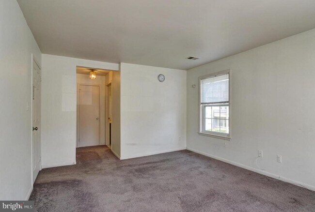 Building Photo - 302 Trinity Ct