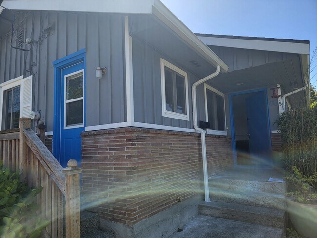 Building Photo - 7305-7307 47th Ave SW