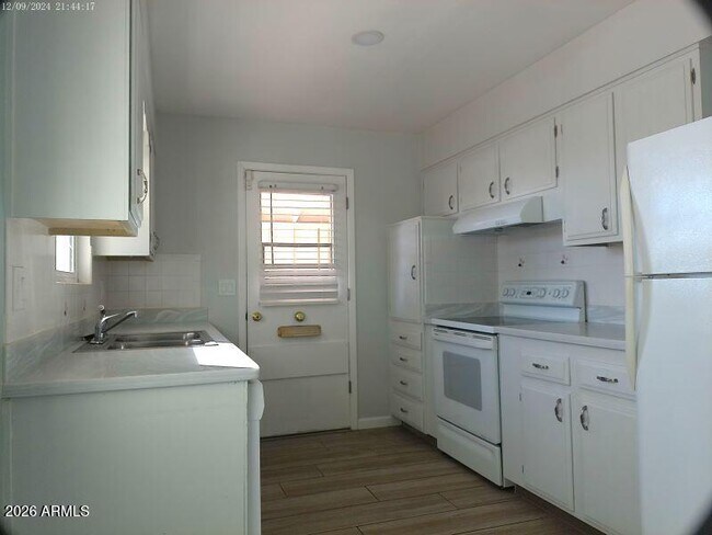 Building Photo - 11644 N Balboa Dr