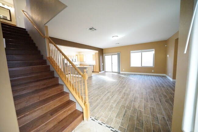 Building Photo - Showings Available NOW