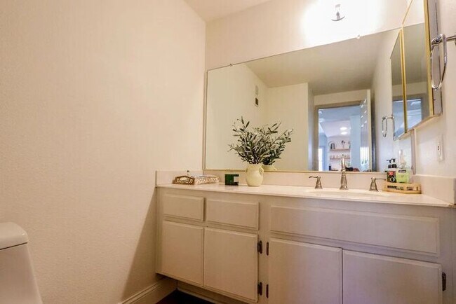 Building Photo - Quiet Cul De Sac Home