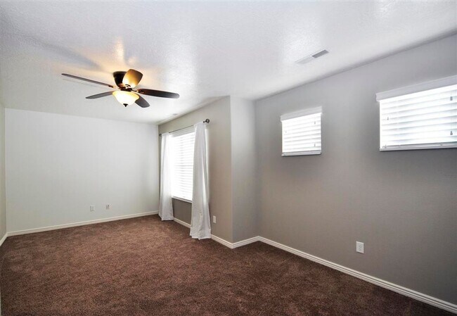 Building Photo - Cute Hidden Valley Townhome!