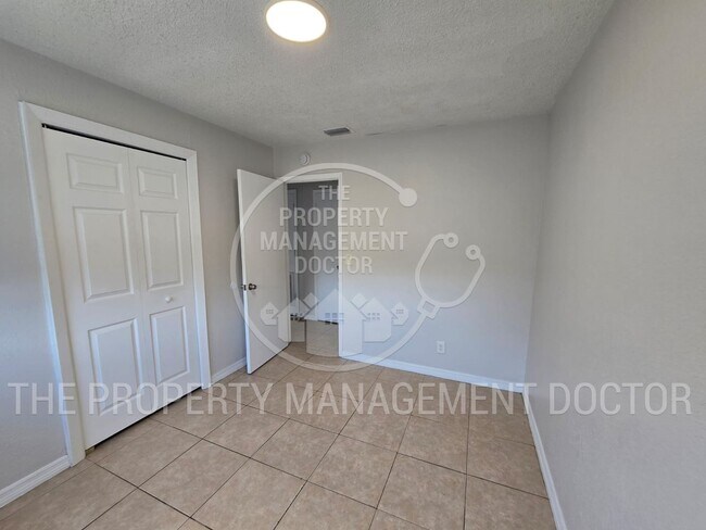 Building Photo - Spacious 4BR Tampa Home | Huge Fenced Backyard & Fresh Updates Throughout