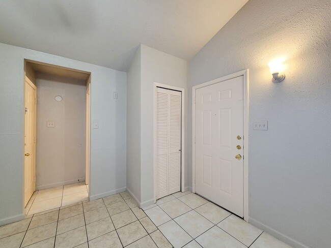 Building Photo - This charming home offers 3 bedrooms and 2...