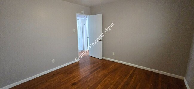 Building Photo - Available NOW! Beautiful/Unique 2 bed 1 ba...