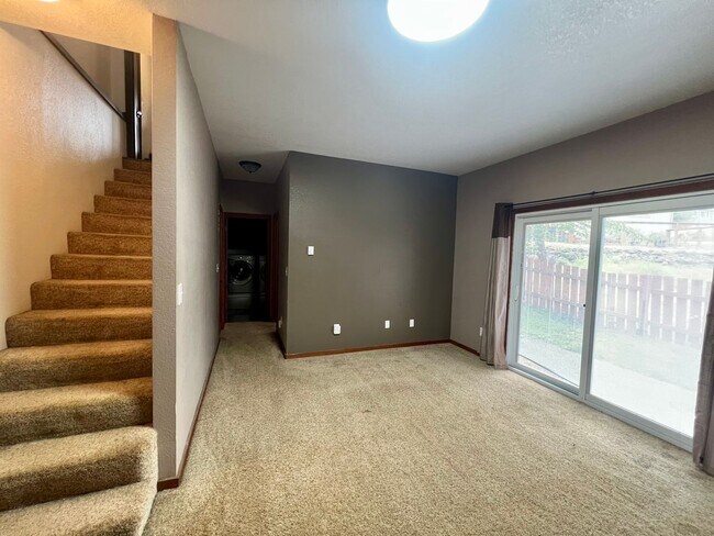 Building Photo - 1130 Hemlock Ct