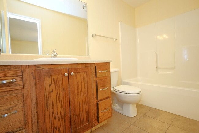 Building Photo - 1801 Chestnut Dr