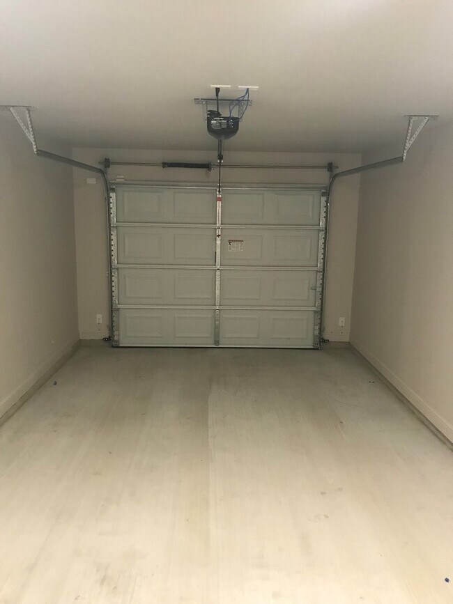 Building Photo - 2 bed/2 bath duplex text 201-231-7228 for info