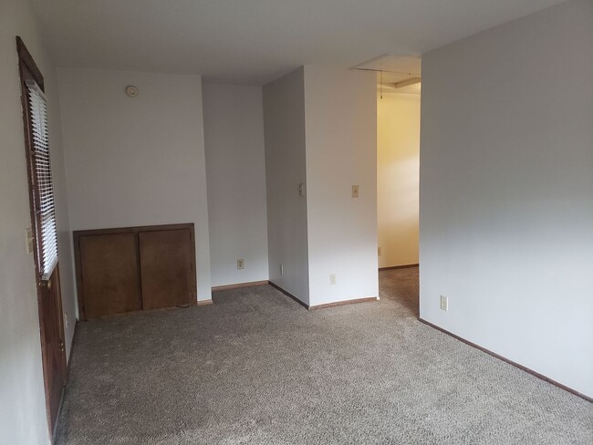 Building Photo - Charming Studio Duplex! rentalsc21.com