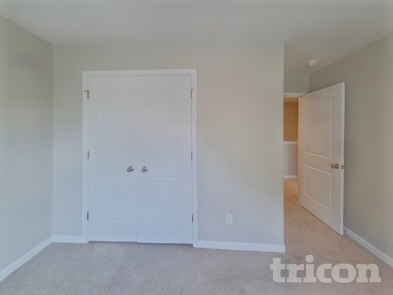 Building Photo - 2124 Southlea Dr