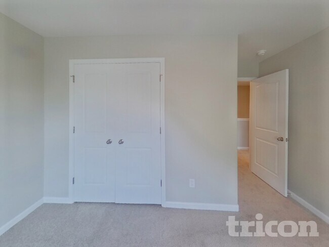 Building Photo - 2124 Southlea Dr