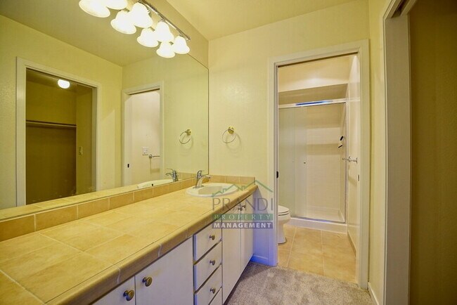 Building Photo - 16 Greenwood Bay Dr