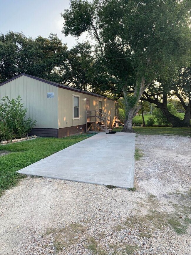 Colonial Arms Apartments 310 State Highway 35 S Port Lavaca TX 77979 Apartment Finder