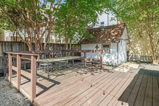 Building Photo - 5704 Darling St