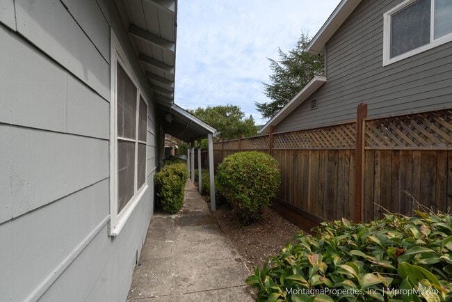 Building Photo - 16375 W La Chiquita Ave