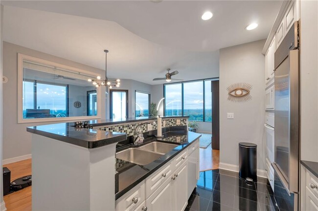 Building Photo - 2828 Peachtree Rd NW