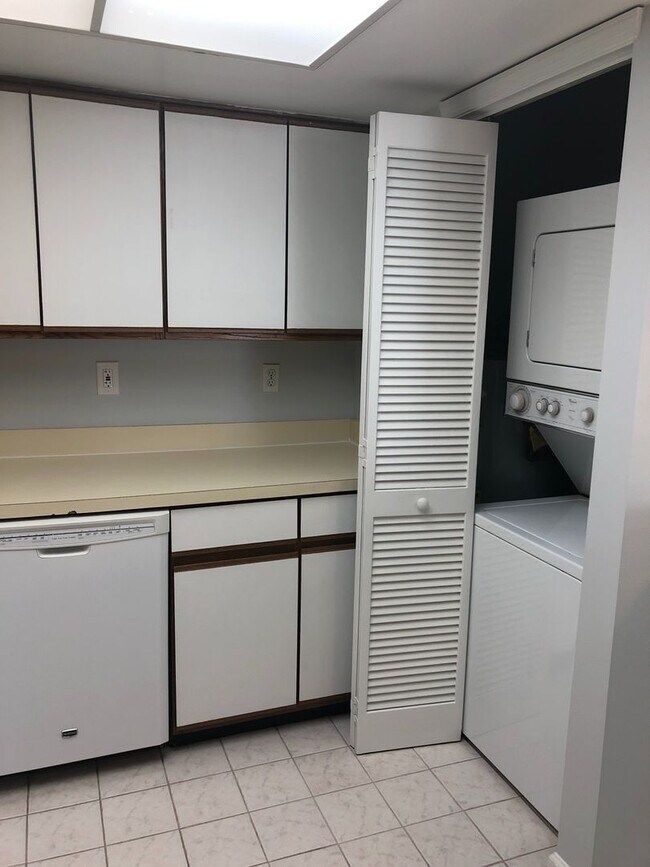 Building Photo - Highly desired unit located in Greenbrier ...