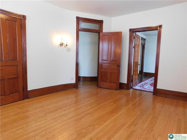 Building Photo - 300 S 9th St