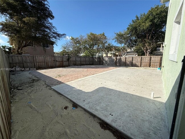 Building Photo - 390 NE 35th Ave